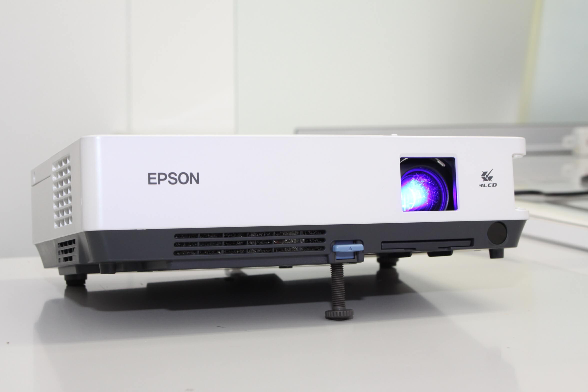 エプソンの液晶プロジェクター EMP-1715を買取りました